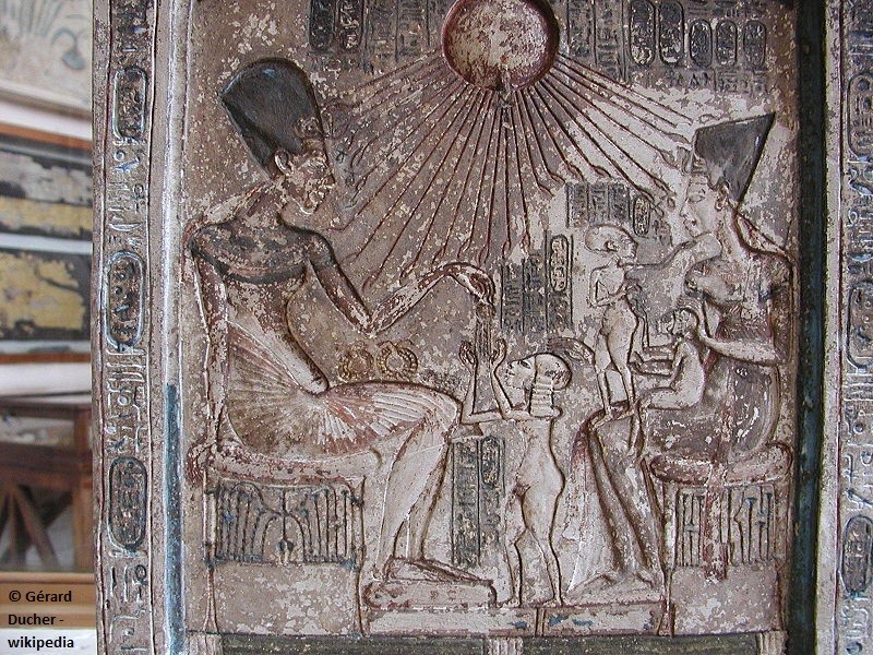Echnaton mit seiner Familie und Aton